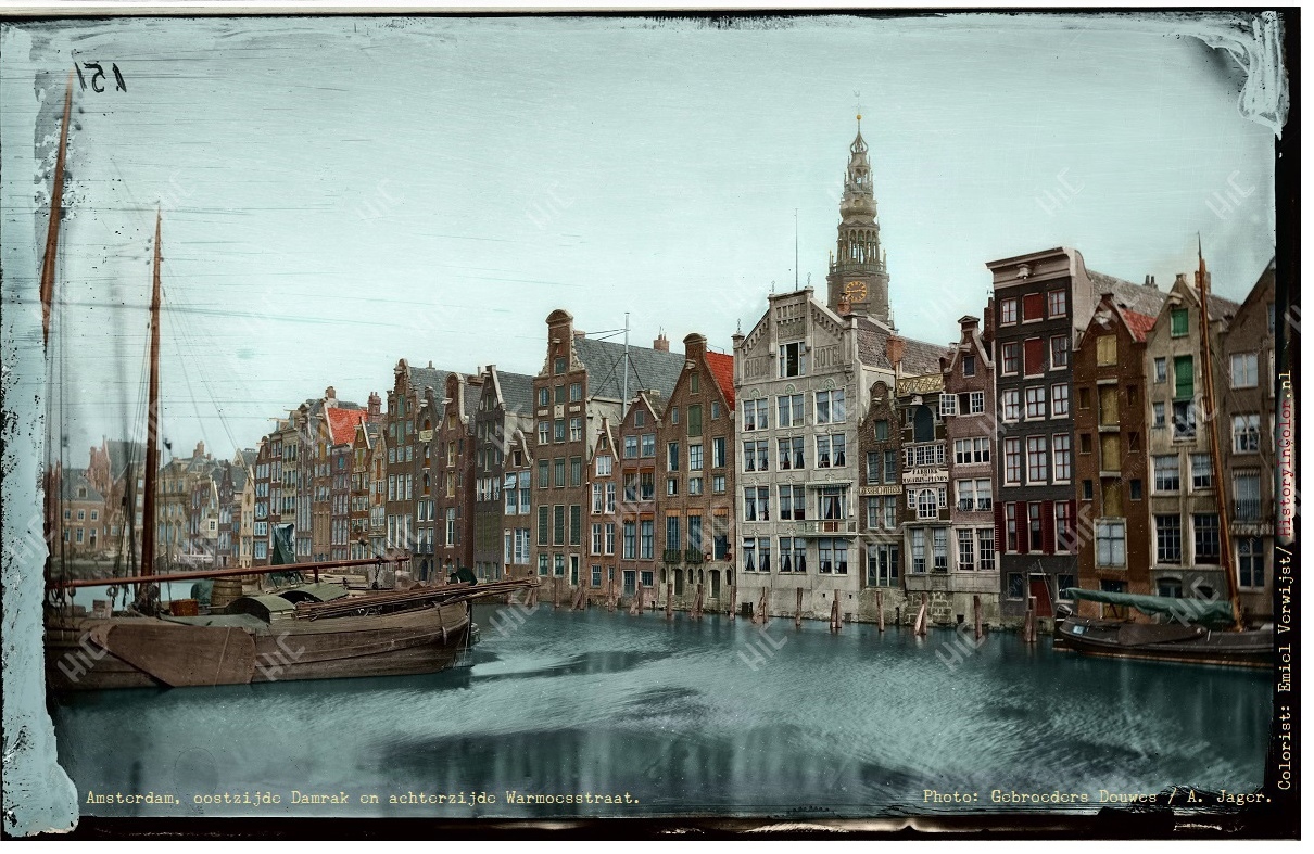 Amsterdam, Damrak Oostzijde en achterzijde Warmoesstraat, Photo: Andries Jager, Colorized by Emiel Verwijst, History In Color.nl