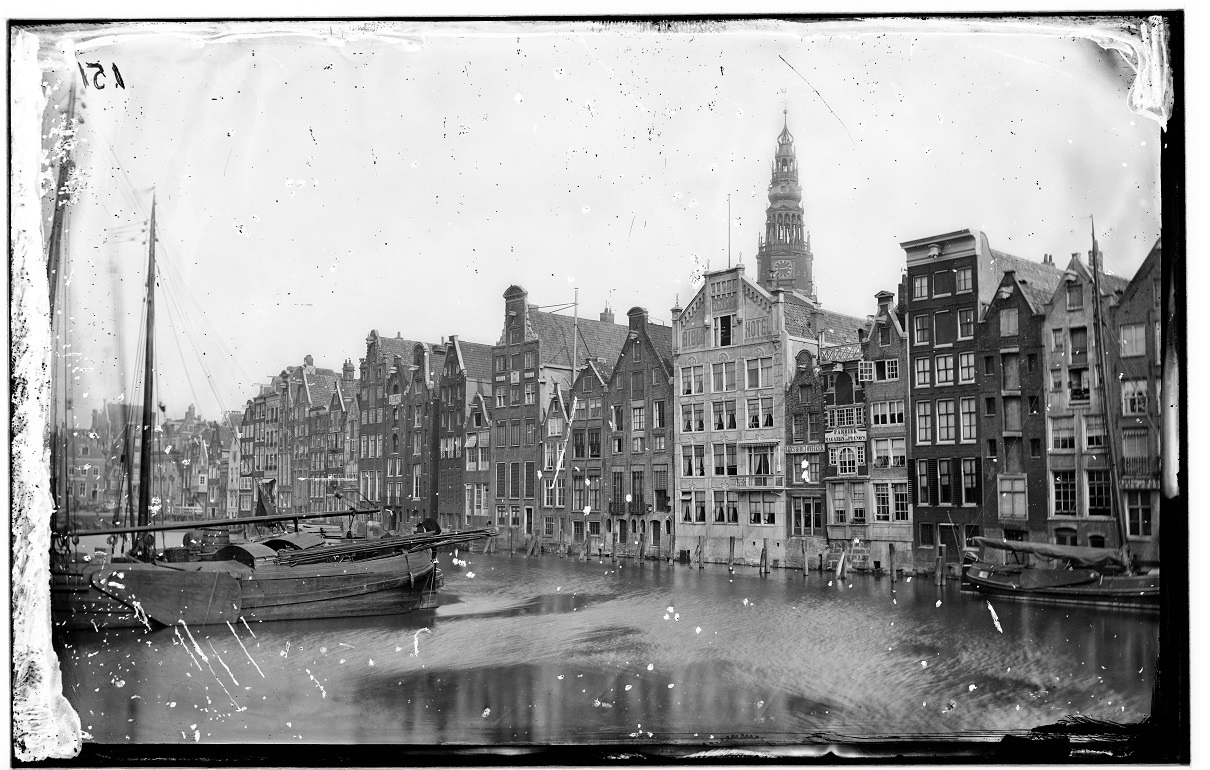 Amsterdam, Damrak Oostzijde en achterzijde Warmoesstraat, Colorized by Emiel Verwijst, History In Color.nl 