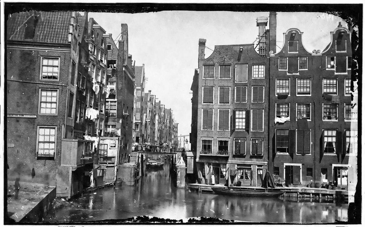 Amsterdam, Kolkje, Photo: Unknown, Colorized by Emiel Verwijst, History In Color.nl  