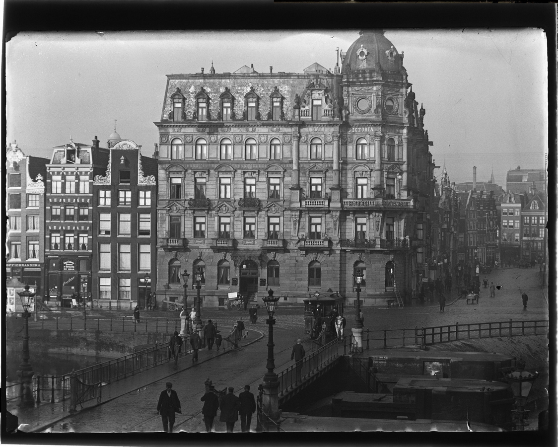 Amsterdam, Hotel Victoria, Jacob Olie, Colorized by Emiel Verwijst, History In Color.nl  